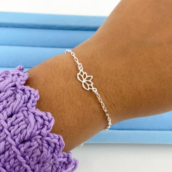 Pulseira Flor de Lótus - Banhada a Prata - Feminina Delicada Minimalista