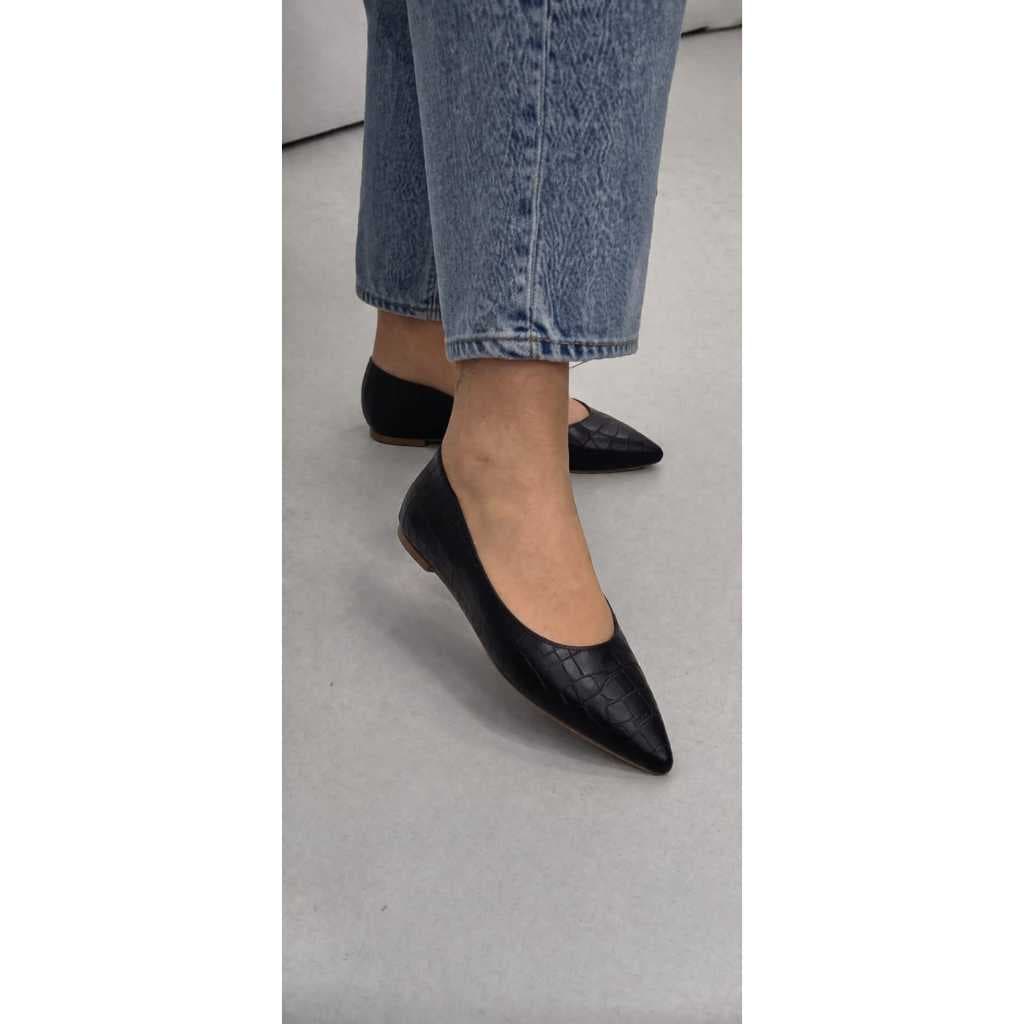 Sapatilha Feminina Confortável Bico fino  Feminina Detalhe fivela Preta Dourada  Luxo   Elegante