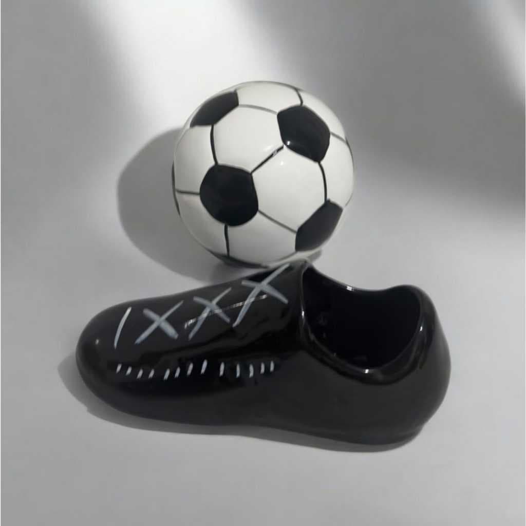 kit bola e chuteira de cêramica decoracão