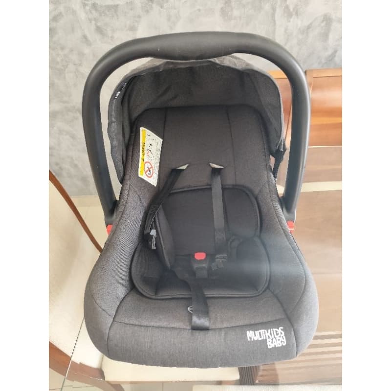 bebê conforto Multikids baby - bebê conforto da marca multikids baby na cor cinza.