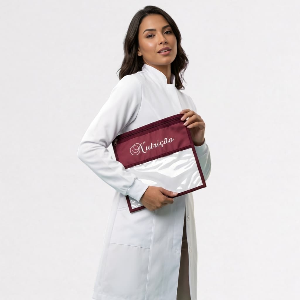 Porta Jaleco/Pijama Cirúrgico/Scrub Transparente com Bordado Personalizado e Fecho em Zíper para Área da Saúde