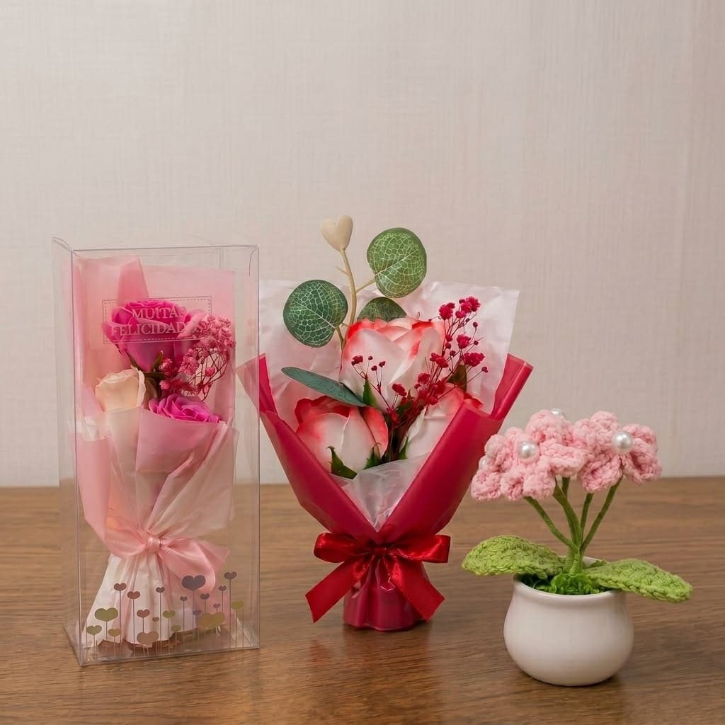 Buquê Decorativo Rosa Artificial 24cm Caixa Transparente Flor Crochê Vaso Presente Dia dos Namorados