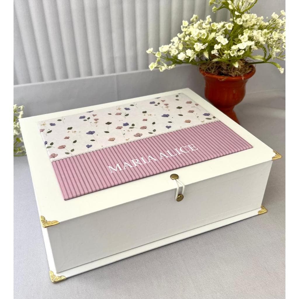 Caixa cartonada / personaliazada com nome em qualquer tema / tam(29x21x7)