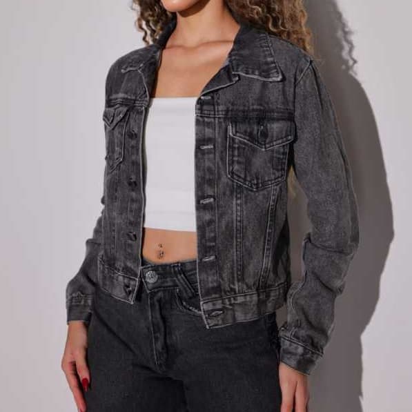Jaqueta jeans cropped grafite, 100% algodão e sem elastano