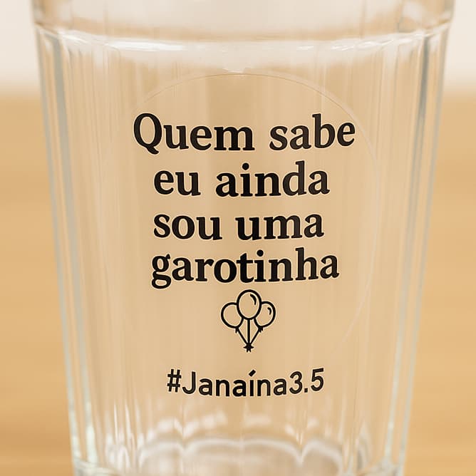 Adesivo Transparente Aniversário Mulher 4cm Feminino Quem sabe ainda sou uma garotinha Pesronalizado com nome
