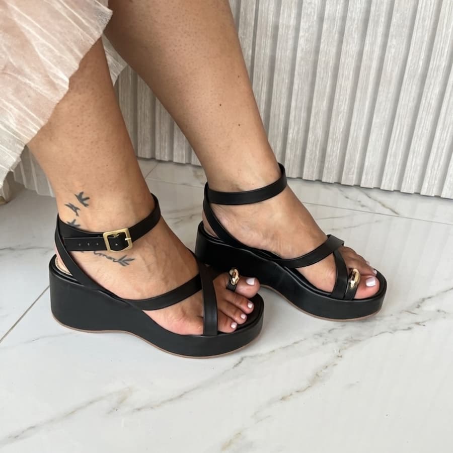 Sandália Anabela Feminina Plataforma Enfeite Detalhe Metal Dedo Fivela Tira Cruzadas Papete Caramelo