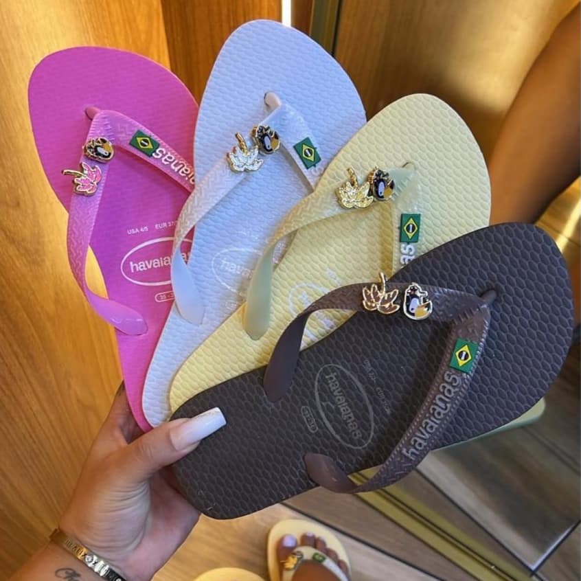 Chinelo Havaianas Tucano Com Pingente  4 Tipo de Cores