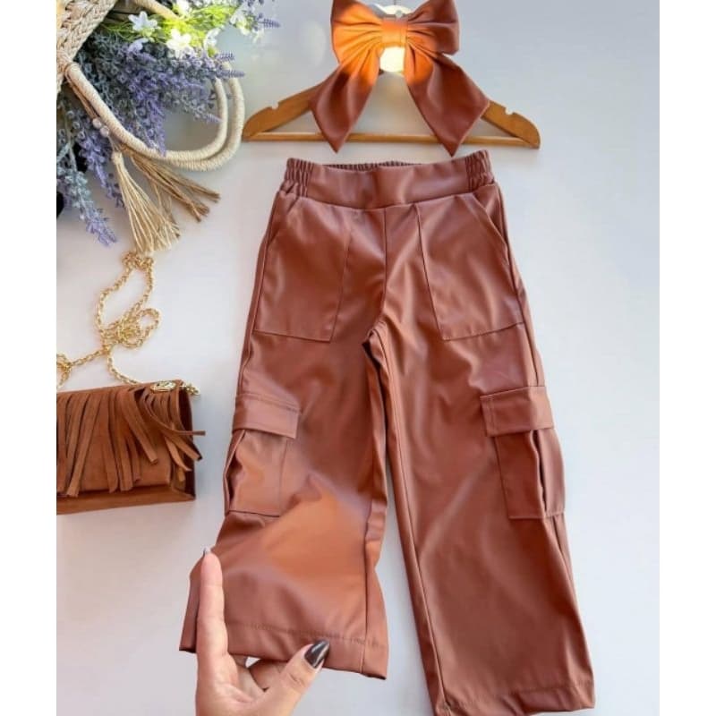 Calça em couro sintético, infantil com bolsos cargo