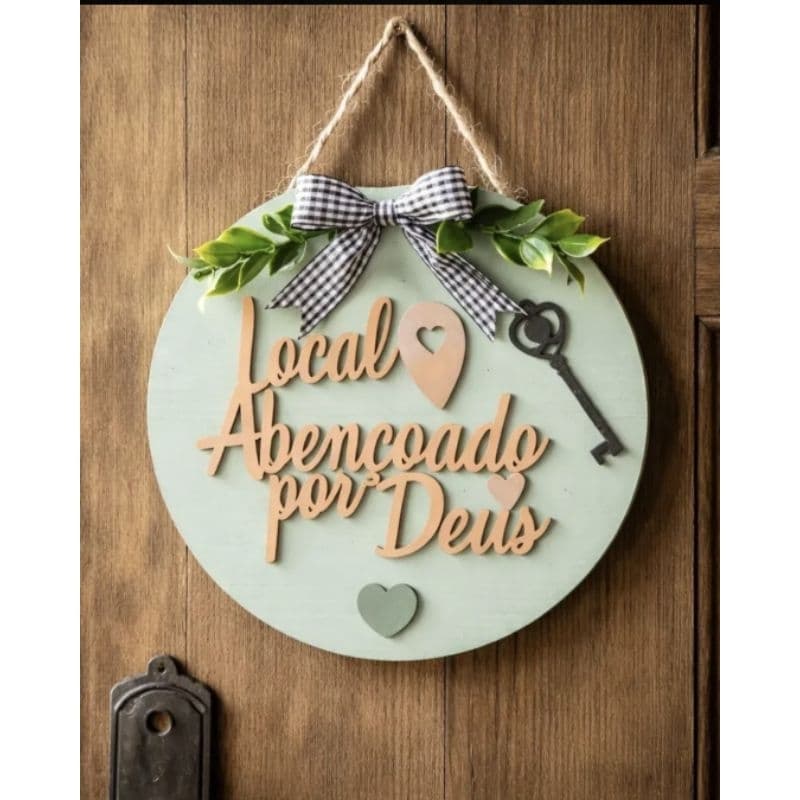 Placa decorativa redonda "Local abençoado por Deus " em madeira ,medindo aproximadamente 22cm ,com corda pra pendurar