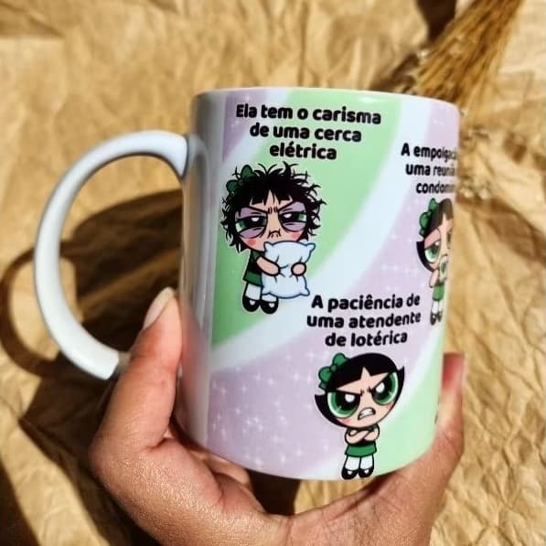Caneca Docinho Ela Tem o Carisma de uma Cerca Elétrica Presente Criativo Porcelana 325ml