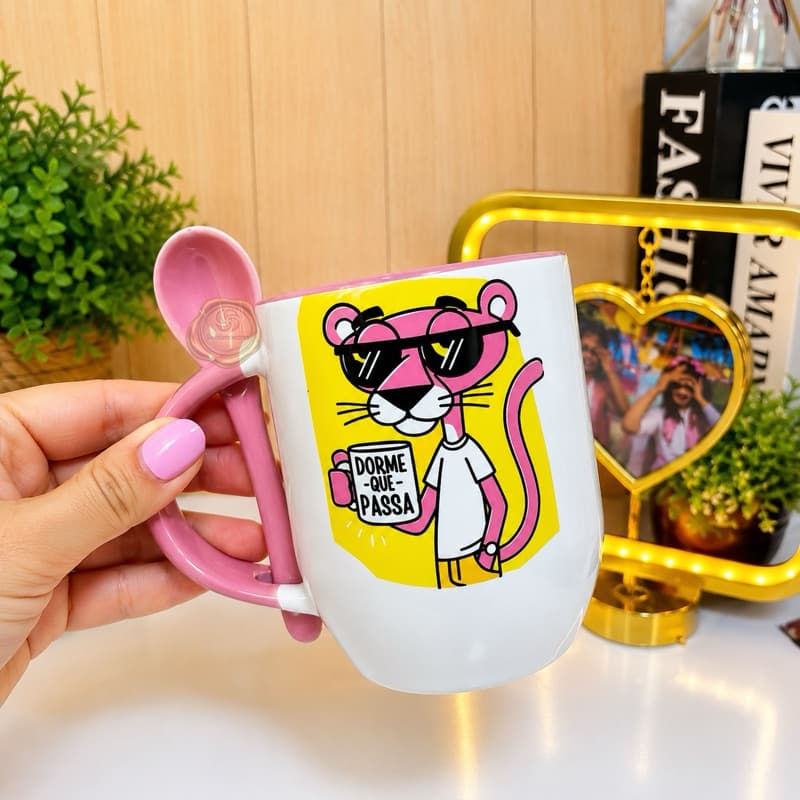 Caneca personalizada com colher Pantera Cor de Rosa personalizada, caneca dorme que passa.. caneca com colher