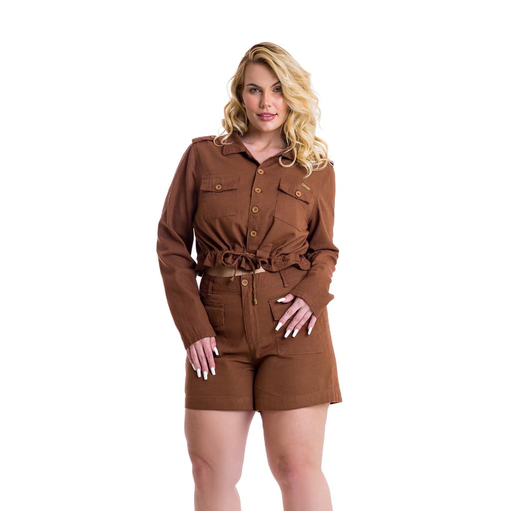 Conjunto Feminino Jaqueta Curta e Short de Linho Marrom com Botões Moda Plus Size