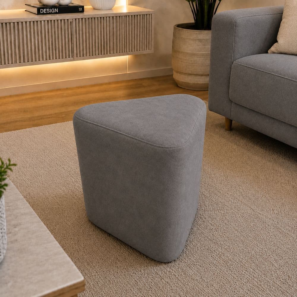 Puff Orgânico Triângulo Curvo Banco Sofisticado para Quarto Closet e Recepção Suede Cinza