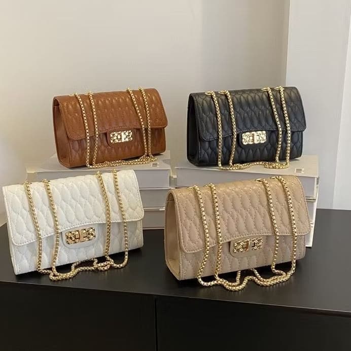 Bolsa feminina estilosa com alça transversal corrente