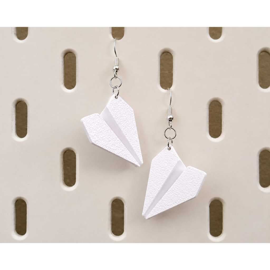 Par de Brincos Avião de Papel 3D Acessório Feminino Moderno