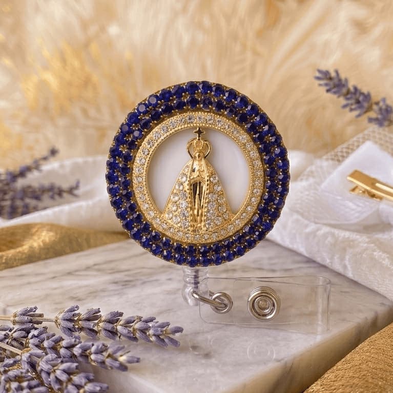 Porta Crachá Retrátil Nossa Senhora Aparecida Strass Luxo Roller Clip