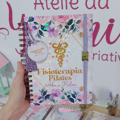 Caderno Profissões Personalizado Luxo com Nome - Capa Fosca ou Holográfica - 200 Páginas - Miolo Feminino Presenteõ