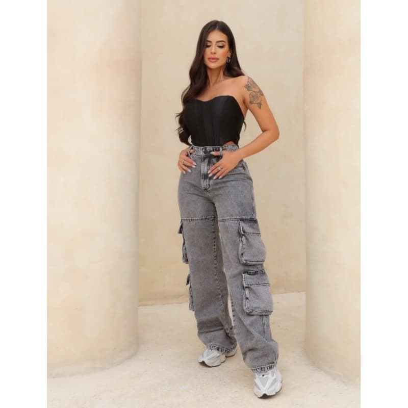 calça cargo com bolso laterais traz modelagem sem perder estilo.