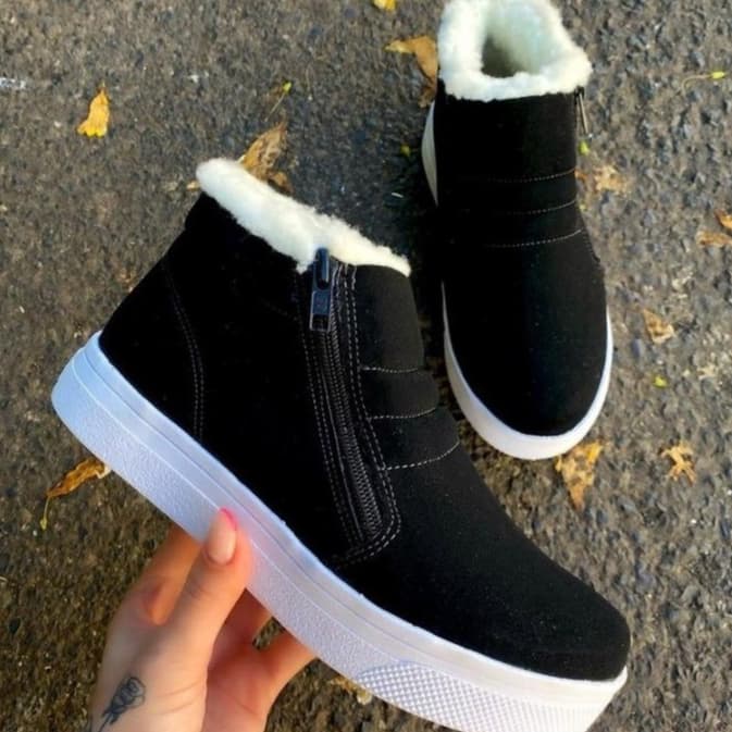 Tênis botinha apeluciada cano curto com pelo para o inverno forrada de pelinho por dentro bota frio