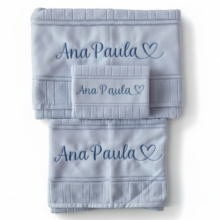 Kit 3 Toalhas Bordadas com Nome + Coração - 1 Toalha de banho + 1 Toalha de rosto + 1 Toalha de mão