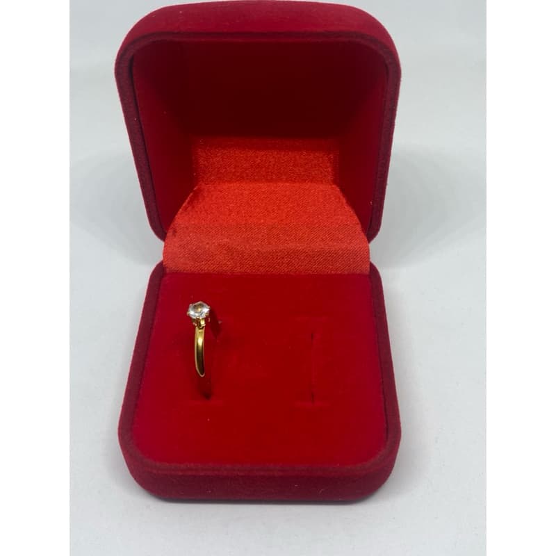 💍 Anel Solitário Dourado com Pedra Brilhante – Elegância e Sofisticação 💛