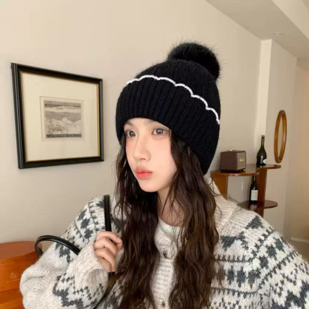 Gorro de Tricot com Pom Pom e Borda Ondulada | Moda Inverno Feminino | Confortável e Elegante