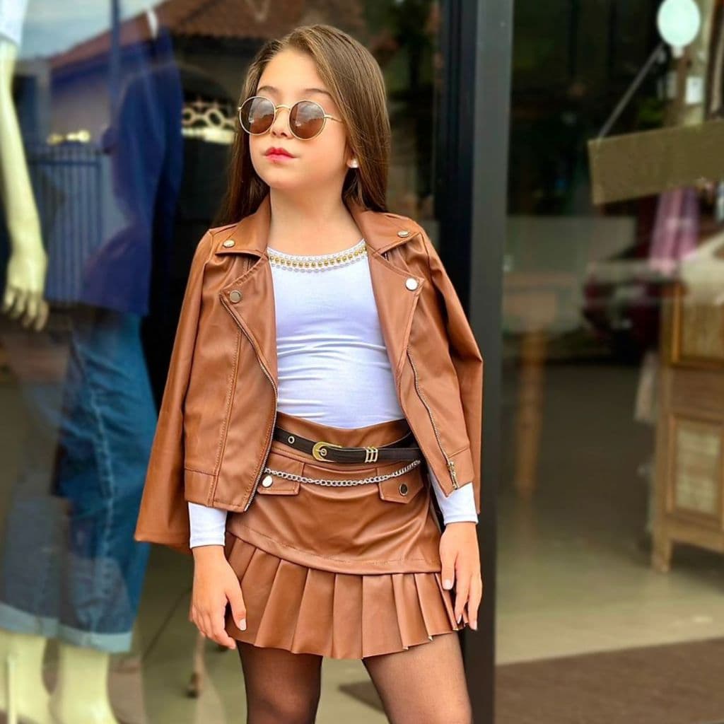 CONJUNTO INFANTIL FEMININO EM COURO SINTÉTICO COM JAQUETA E SAIA PLISSADA MODA KIDS  PARA MENINAS