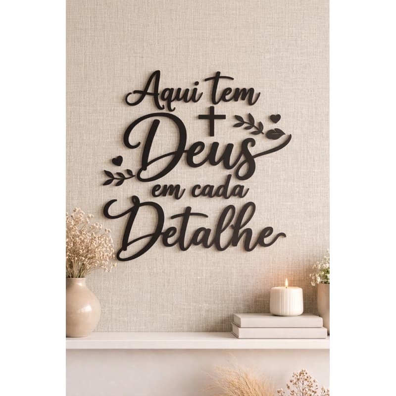 Quadro Decorativo Frase Aqui Tem Deus em Cada Detalhe MDF  Parede Sala Quarto