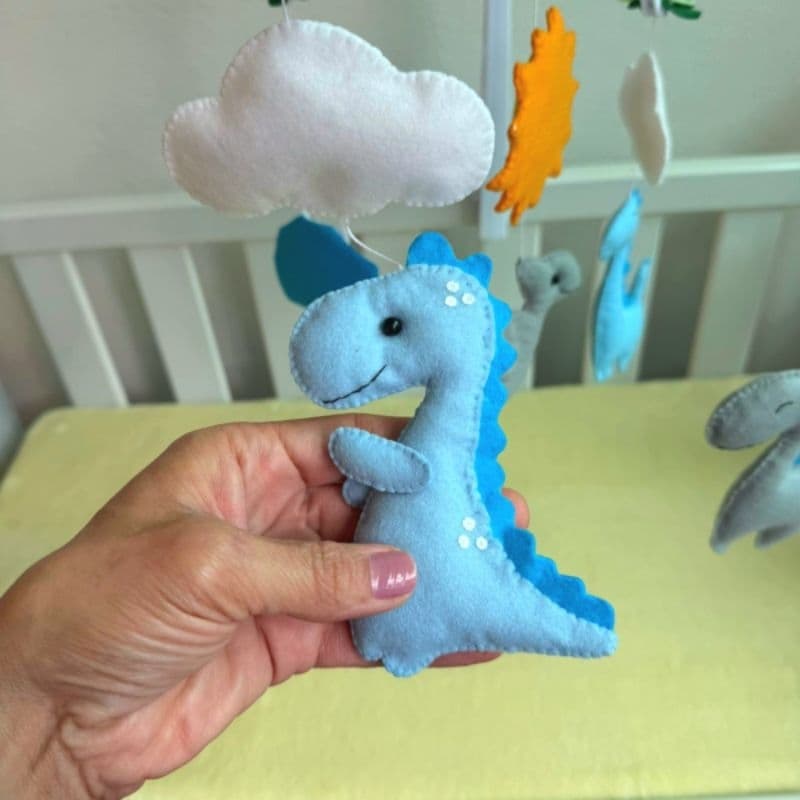 Móbile Musical Dinossauro para Berço - Giratório em Feltro - Brinquedos de menino
