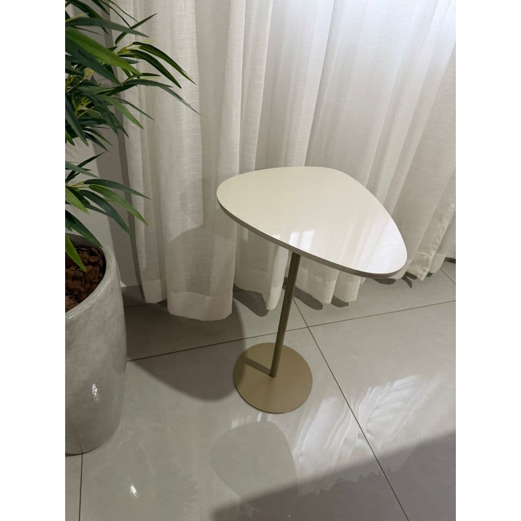 Mesa Canto Apoio Lateral Metal Champanhe Tampo Organico Oval Decoraçao de Sala Quarto Halls de Entrada com Vidro