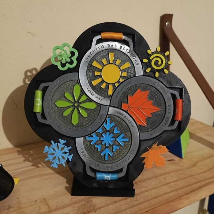Mandala Porta Medalhas Corrida das Estações 2025 – Suporte para 4 Medalhas – Display Decorativo 20cm em PLA