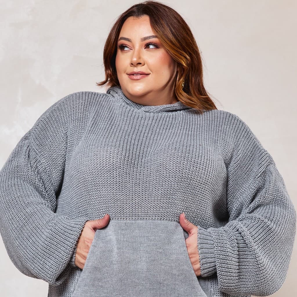 Blusa Plus Size de Tricot com Capuz e Bolso Manga Longa Inverno Lançamento Trico Elegante Tendência