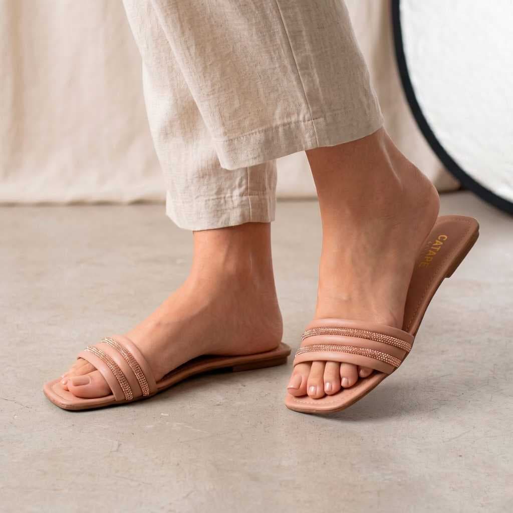 Sandália chinelo rasteira feminina com três tiras e 2 strass confortável e macio