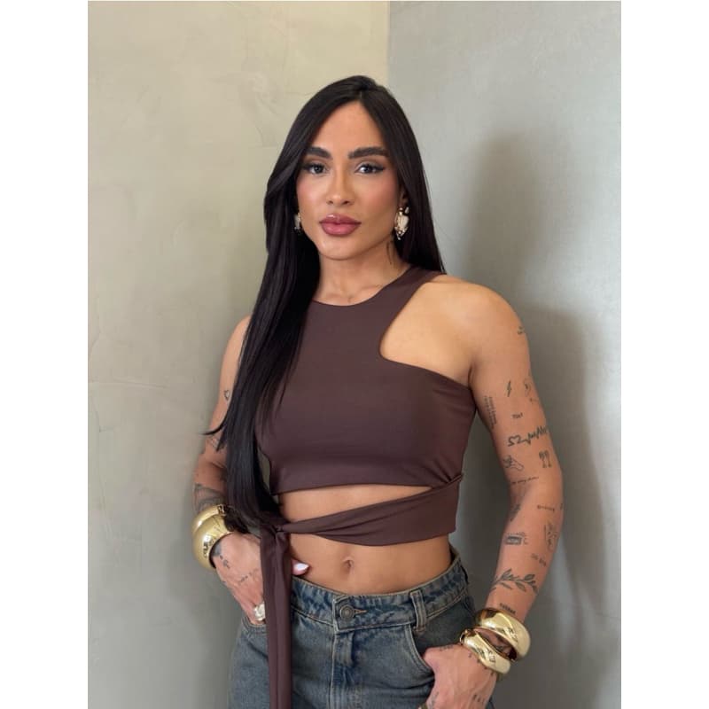 Cropped com faixa de amarração na cintura