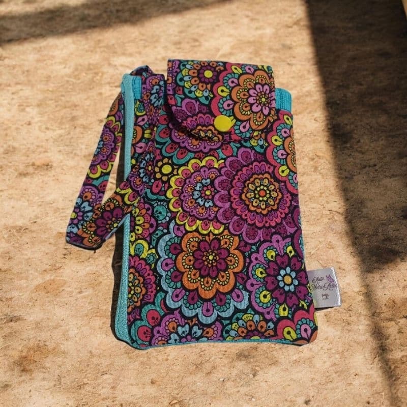 Carteira Porta Celular, porta documentos, dinheiro. Produto artesanal feito em tecido de algodão em várias estampas