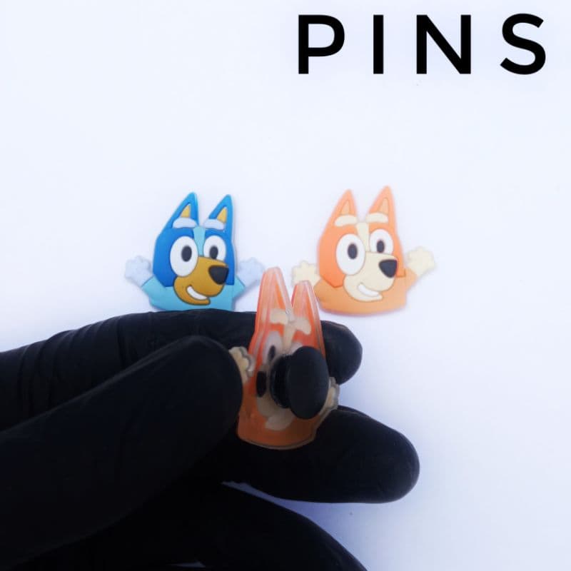 2 unidades Pins bottons para sandália e babuches enfeite bingo e bluey calçados
