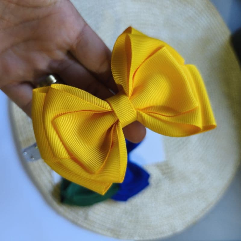 Kit de laços infantil com tiara adaptável tema Brasil Copa do Mundo.