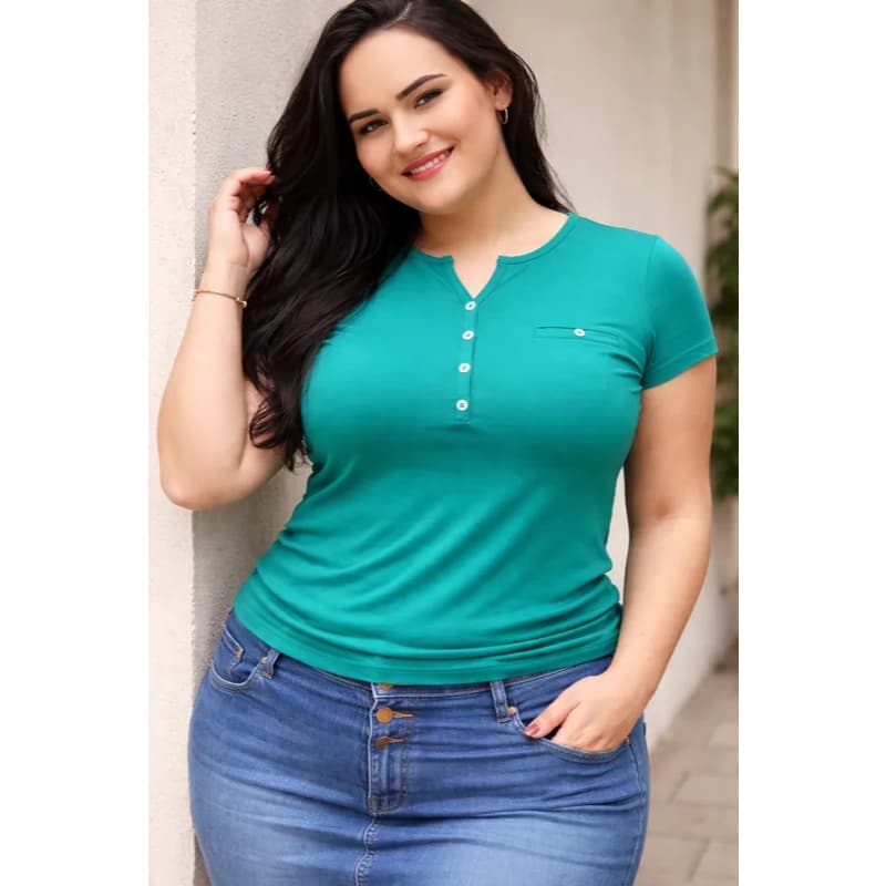 Blusa Feminina Plus-Size Elegante Camiseta Versátil Com Detalhe Botão Malha Viscolycra Fresquinha