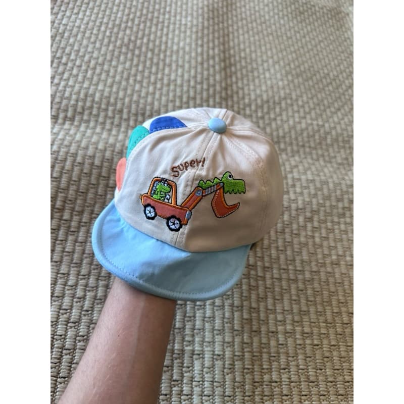 Boné divertido para bebê fofo desenho bordado tratorzinho azul claro e bege