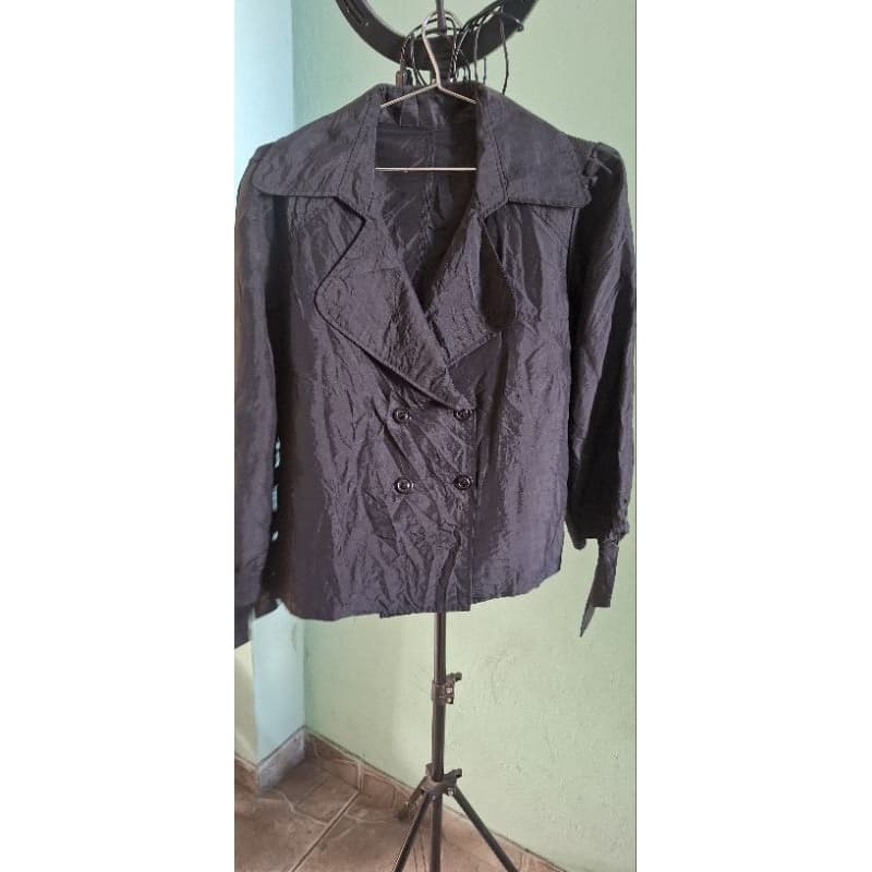 casaco curto estilo trench coat ou blazer transpassado na cor preta G