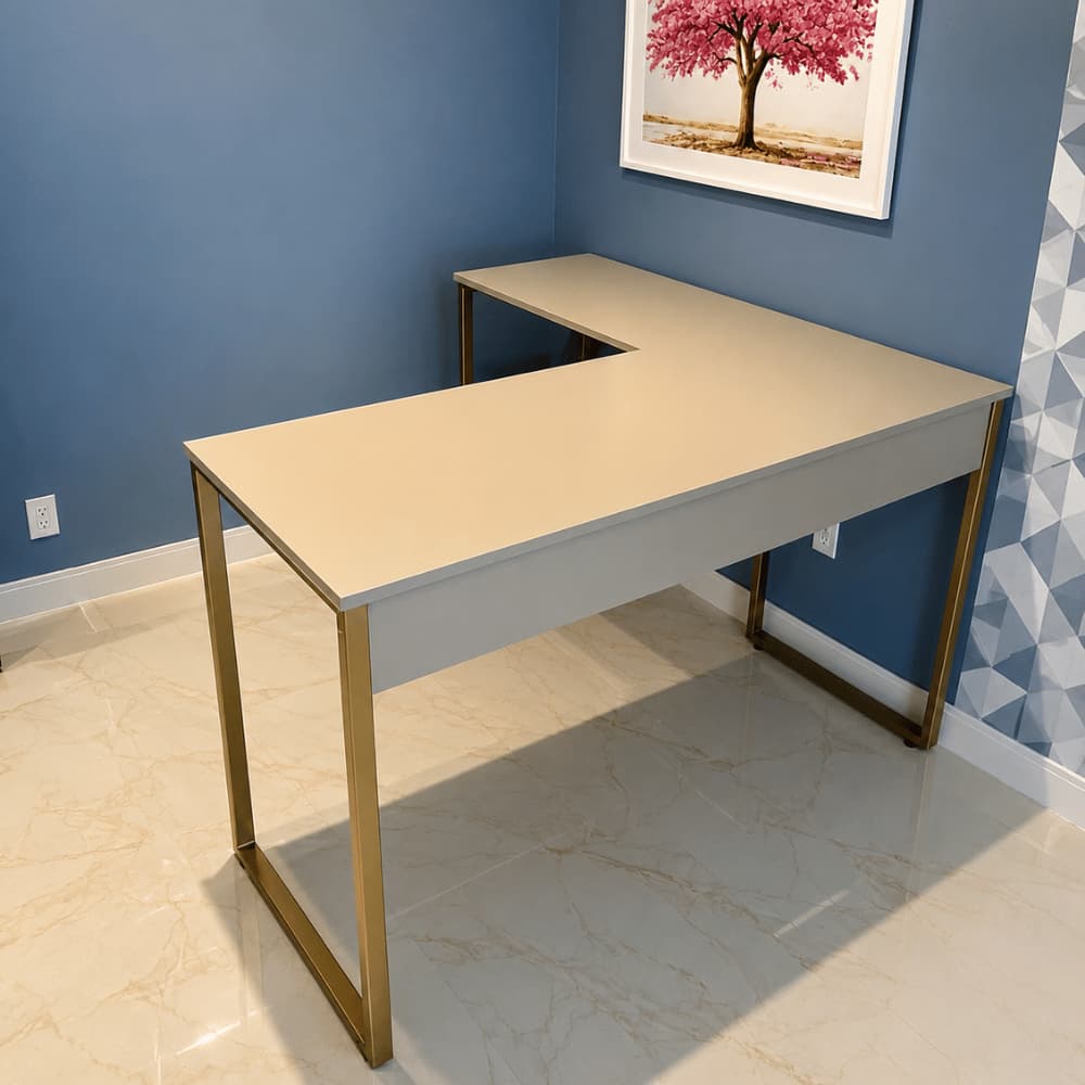 Mesa L Escrivaninha Industrial 120 cm Home Pé Metal Dourado Tampo MDF Moca Canto Estudo Escritório