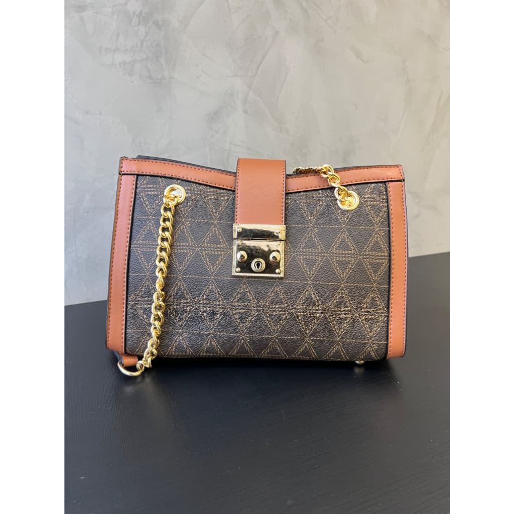 BOLSA MONOGRAMA COM CORRENTES FECHO DOURADO