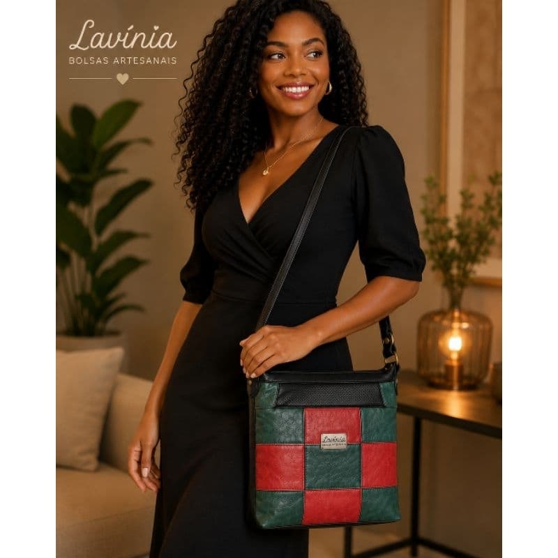 👜 TÍTULO
Bolsa Feminina Tiracolo Artesanal Patchwork Verde e Rosa Lavínia Alça Regulável