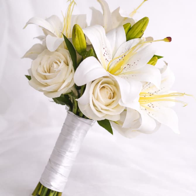 Buquê de Noiva com Lírios e Rosas Artificiais Premium | Flores Realistas | Casamento Civil | Mini Wedding | Lapela