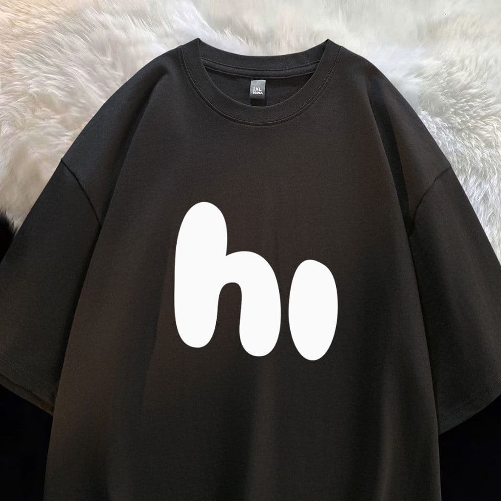 Camiseta Feminina Estampa Letra Hi Minimalista Preto Branco Oversized Casual