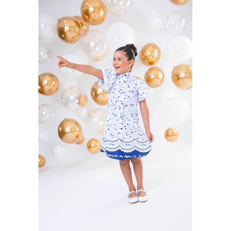 vestido branco com mangas e botões e gola floral