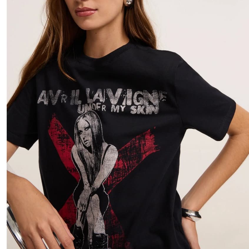 Camiseta Feminina Fã  Avril Lavigne Camisa Banda Rock Vibe 2000 Tendencia Emo T-Shirt Casual , Verão