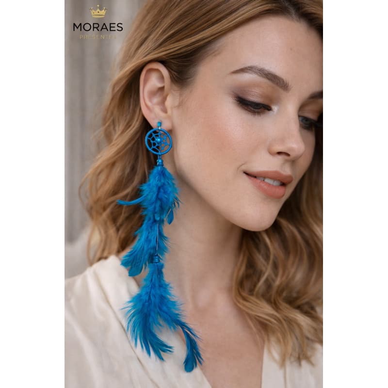 Brinco filtro dos sonhos azul com penas, leve e estiloso. Traz proteção e um toque boho moderno.