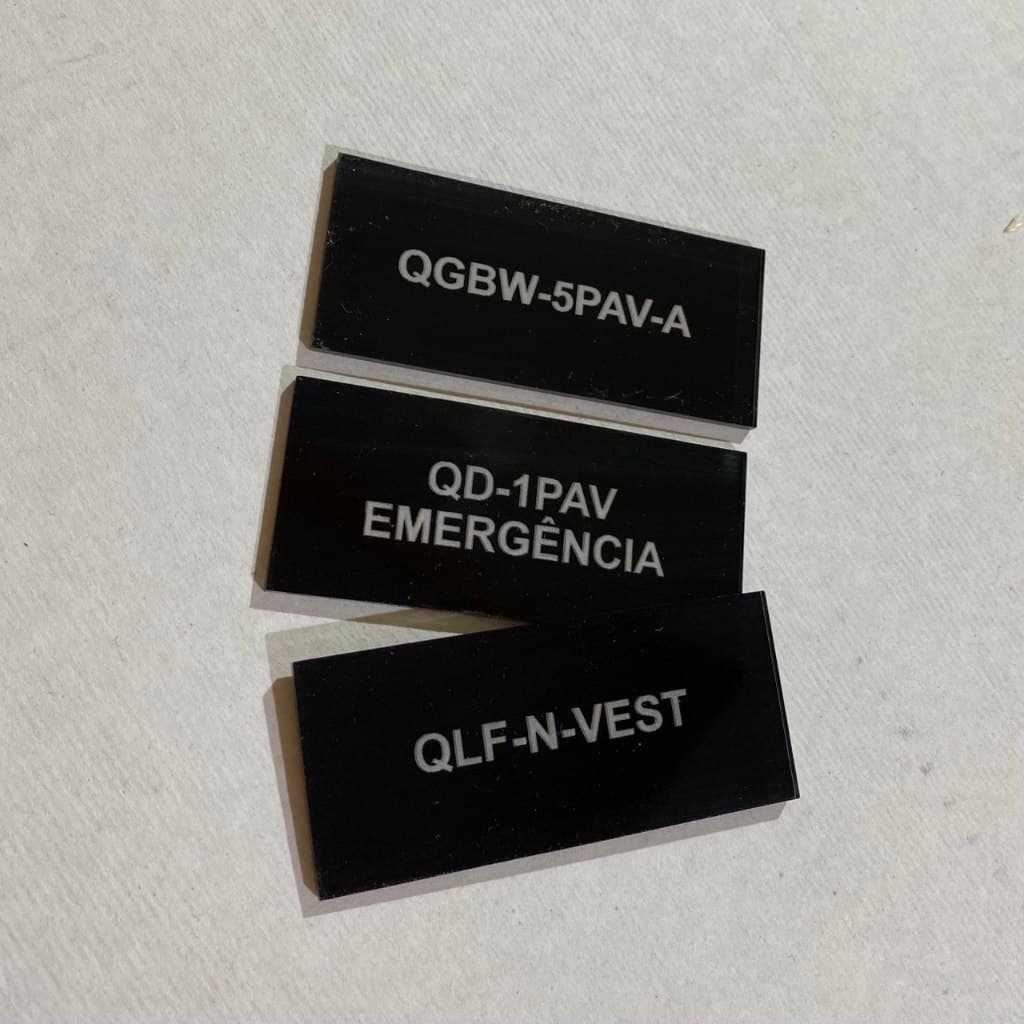 34 Plaquinha Identificação Acrílico 40x20mm Gravado a Laser com Dupla Face