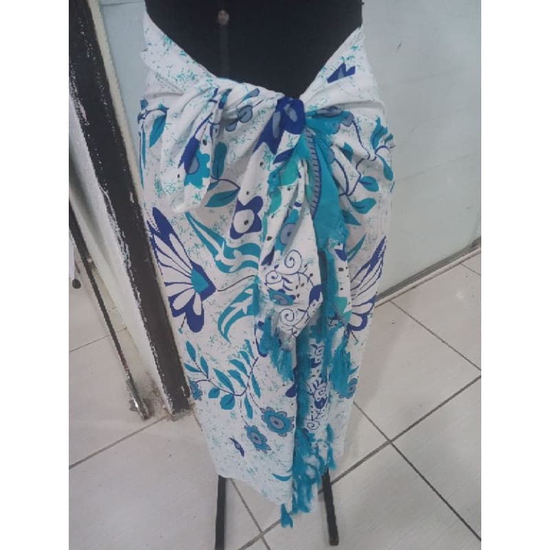 Canga de Praia Estampada Azul com Franjas – Leve, Versátil e Estilosa